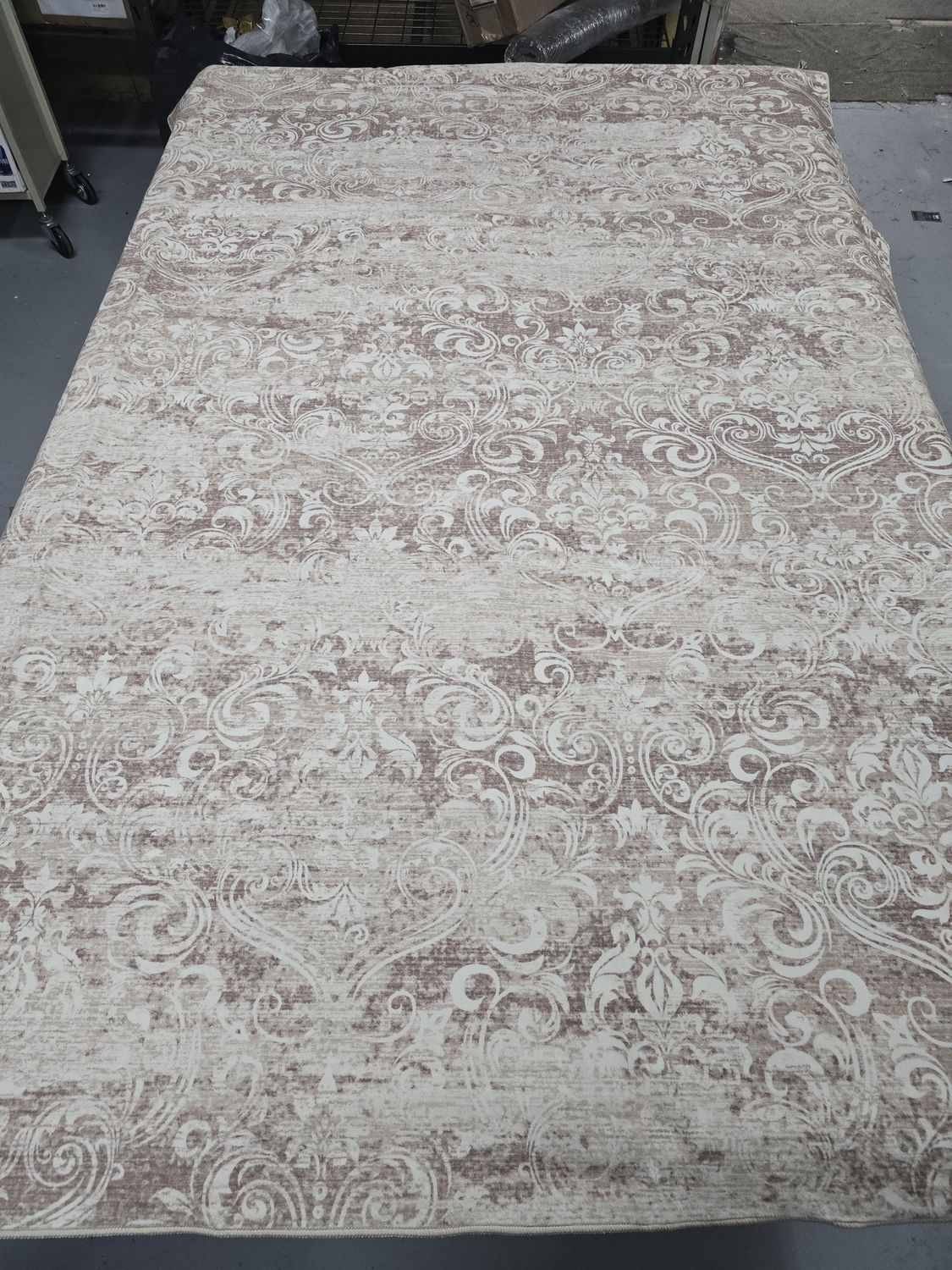 Area rug 6&#39; x 9&#39; brown &amp; cream