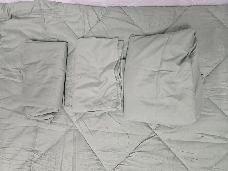 Twin size comforter set, sheets and pillowcases, green