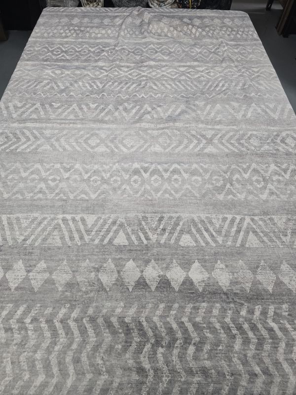 8 x 10 feet area rug, grey and white