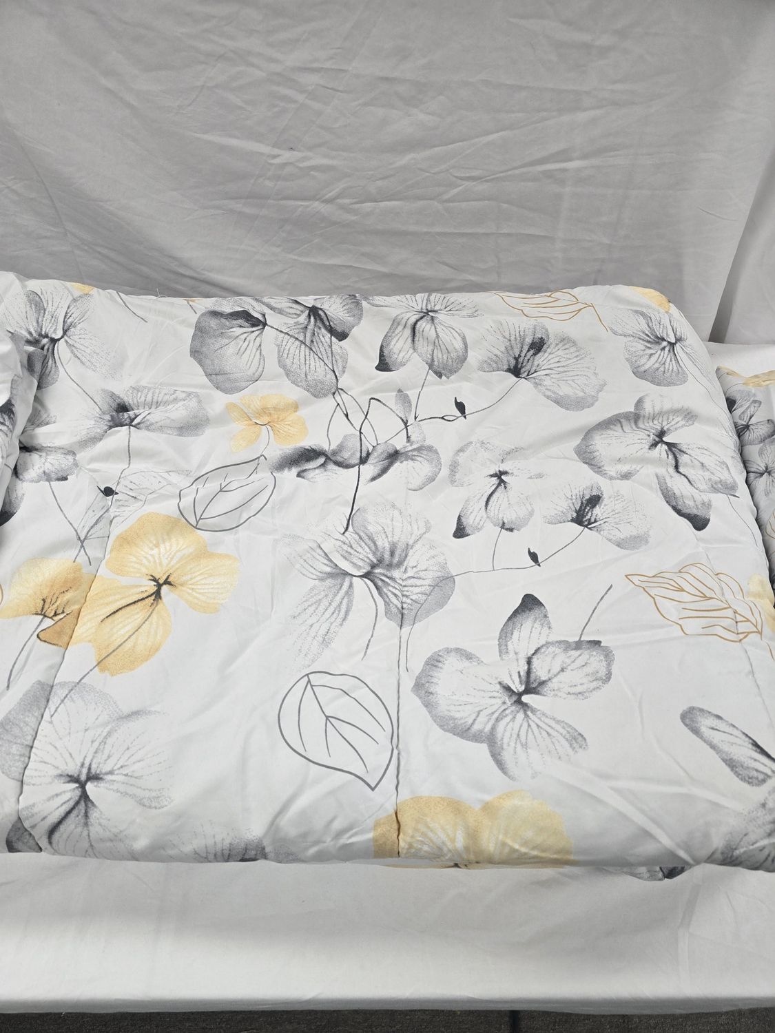 Queen comforter, 2 shams &amp; fitted sheet, missing top sheet, floral