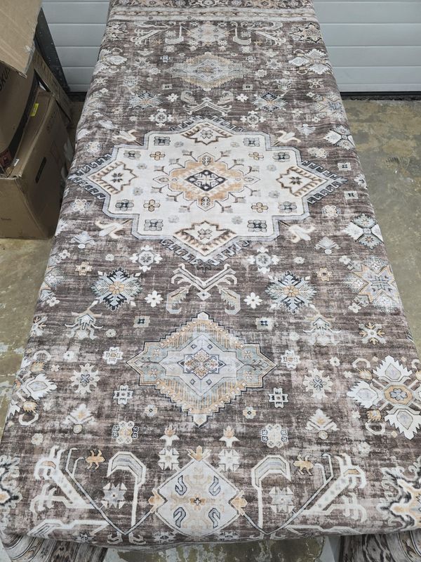 Area Rug 5&#39; x 7&#39; Dark brown, Cream design
