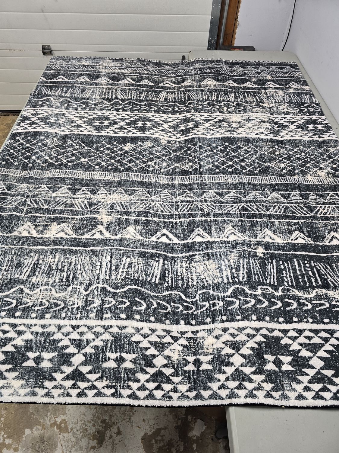 Area Rug 5.5&#39; x 6.8&#39; green &amp; white