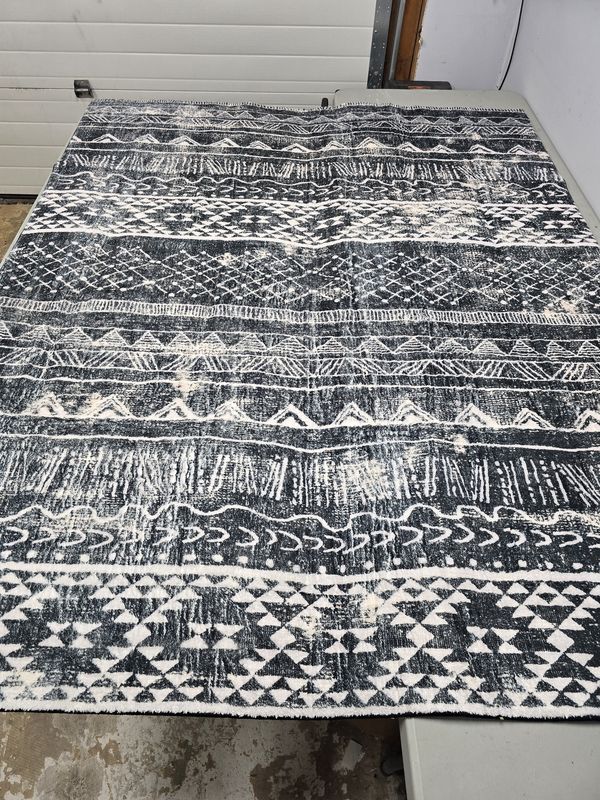 Area Rug 5.5&#39; x 6.8&#39; green &amp; white