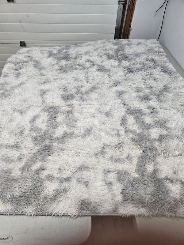 Area Rug 5.5&#39; x 6.8&#39; grey white fluffy