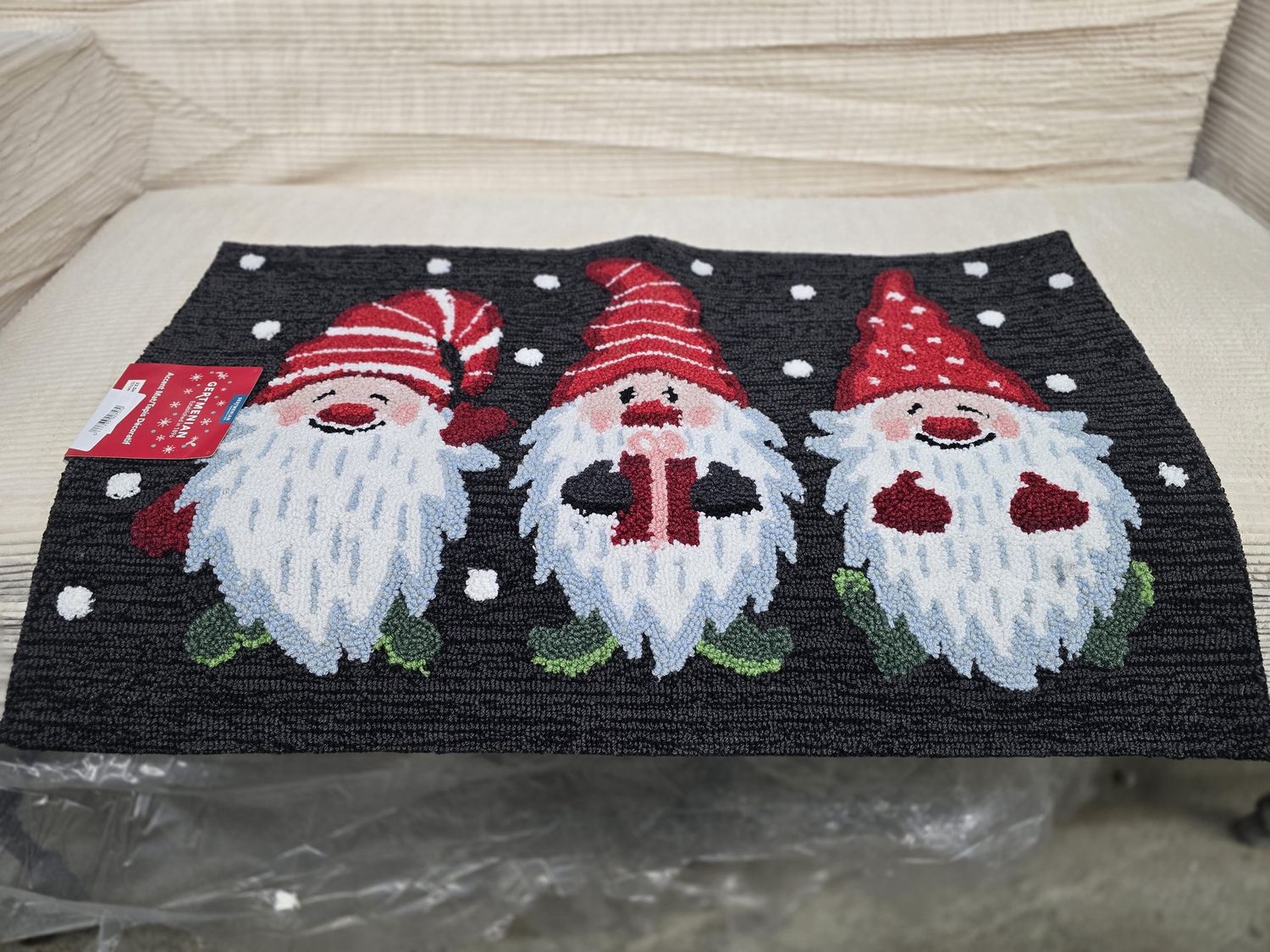 Gertmenian Holiday rug 24 x 36
