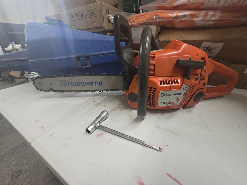 Husqvarna 353 Gas Chainsaw – With Hard Carrying Case – Fully Serviced Husqvarna 353 Gas Chainsaw – With Hard Carrying Case – Fully Serviced