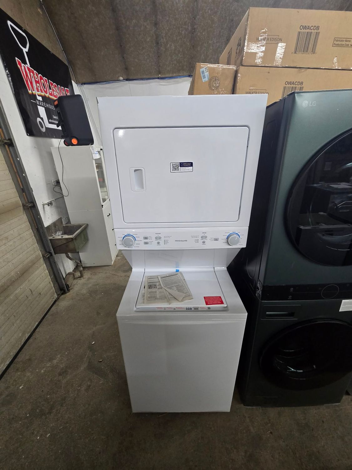 Frigidaire 27" Electric Washer & Dryer Laundry Centre – FLCE752CAW Frigidaire 27" Electric Washer & Dryer Laundry Centre – FLCE752CAW