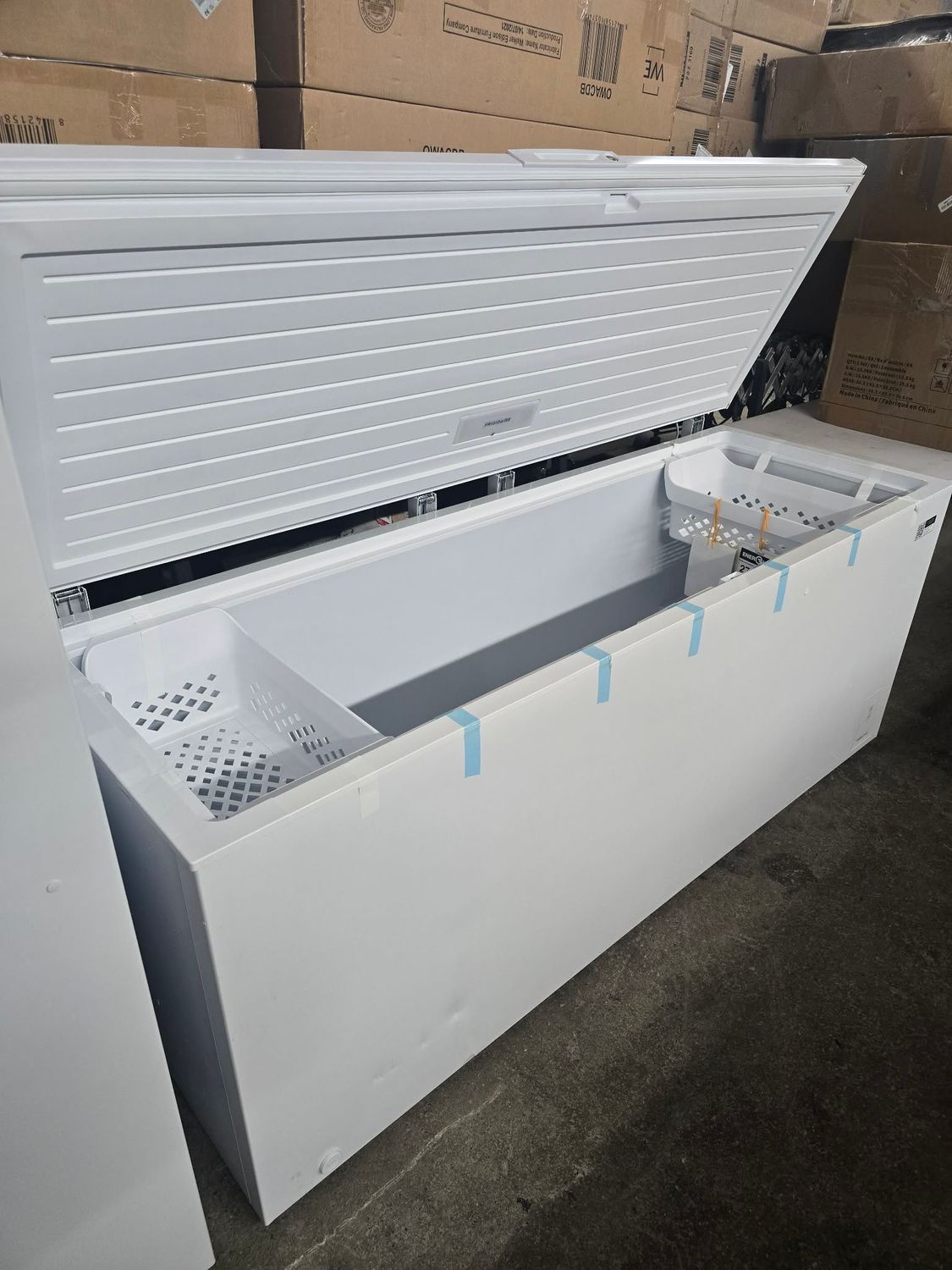 Frigidaire 25 Cu. Ft. Garage-Ready Convertible Chest Freezer/Refrigerator – FFCL2562AW Frigidaire 25 Cu. Ft. Garage-Ready Convertible Chest Freezer/Refrigerator – FFCL2562AW