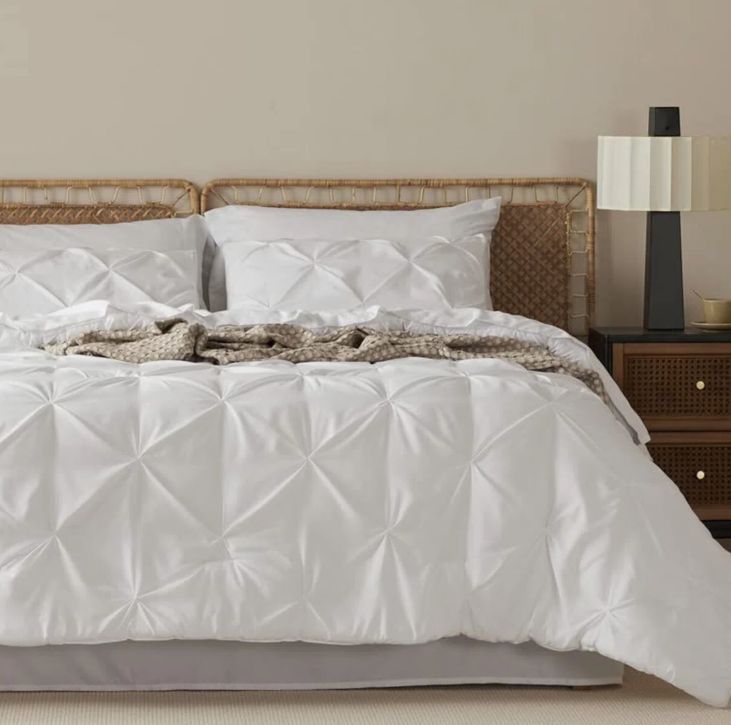 Bedsure Twin-XL Pintuck Bed-in-a-Bag- Pure White Comforter with Sheets, Pillowcase & Sham(Open Box, Slight Dirt Smudge) Bedsure Twin-XL Pintuck Bed-in-a-Bag- Pure White Comforter with Sheets, Pillowcase & Sham(Open Box, Slight Dirt Smudge)