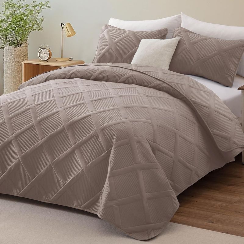 Exclusivo Mezcla Quilt King Size, Taupe Soft Bedspreads with 2 Pillow Shams, Modern Striped Pattern, Lightweight Bedding Set Coverlets for All Seasons, 104x96 Inch