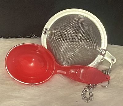 Mesh infuser ball with spoon