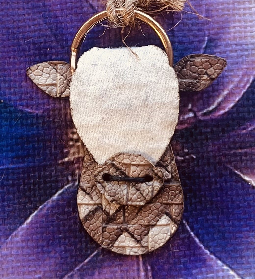 Leather keychain animals, design: Cow/White