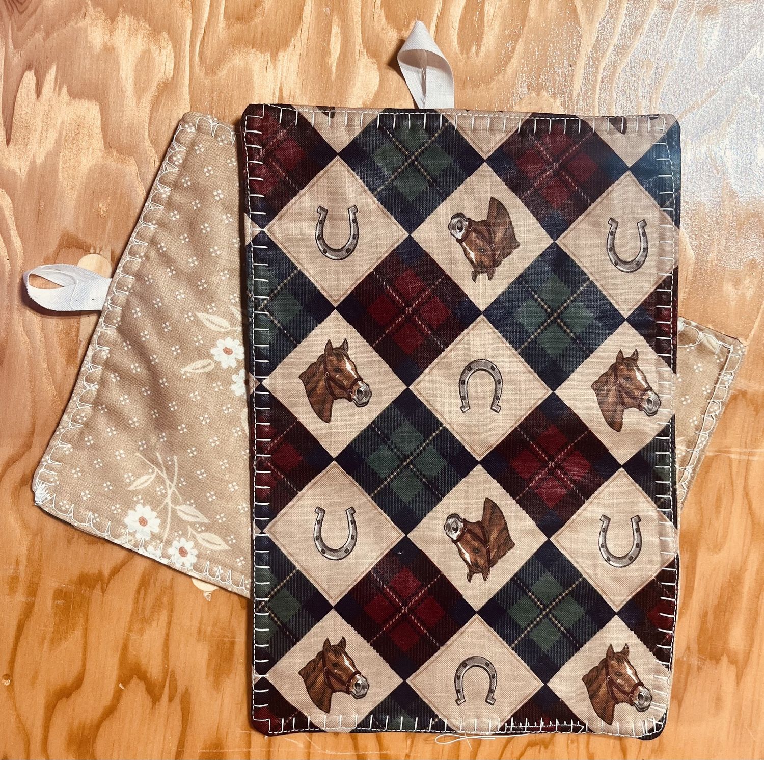 Set of 2- Potholders, design: Country Charm Duo-Sq