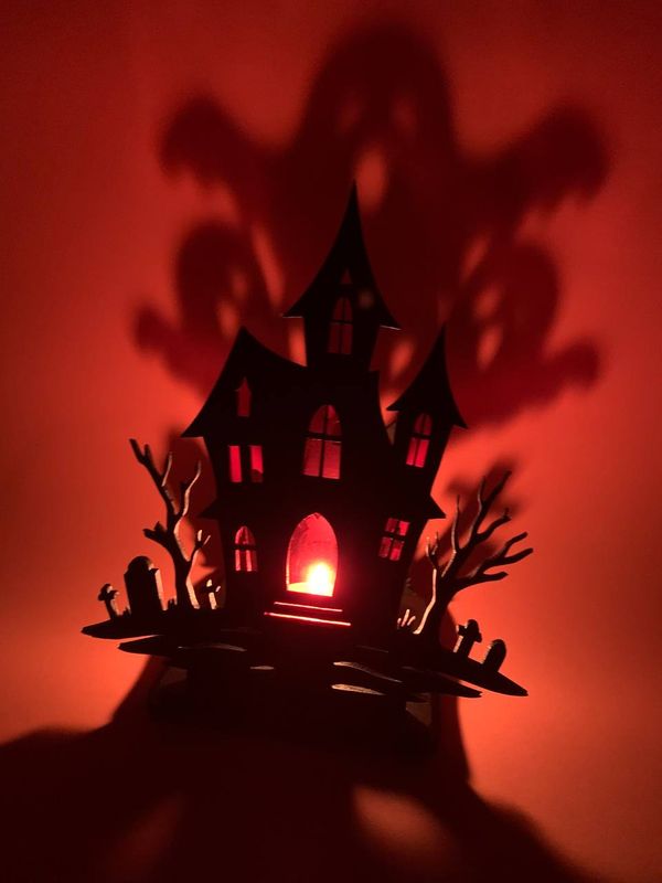 Portavelas de Halloween en madera artesanal – Crea sombras mágicas y terroríficas para decorar tu hogar