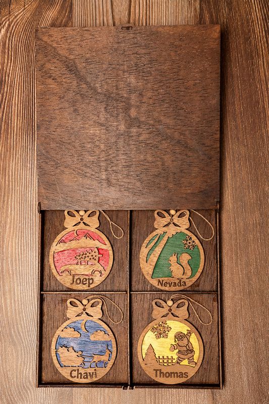 Adornos navideños personalizados en madera con nombres grabados, caja regalo artesanal de Ardelya