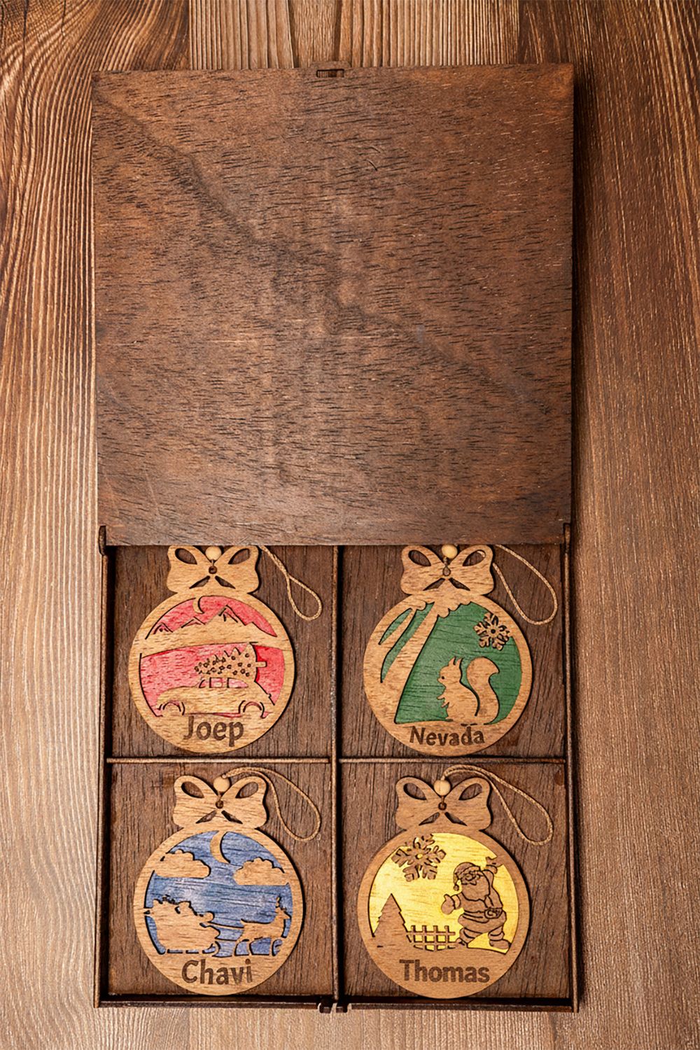 Adornos navideños personalizados en madera con nombres grabados, caja regalo artesanal de Ardelya