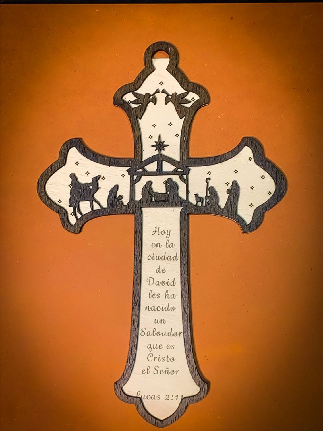 Cruz del Nacimiento tallada en madera – Arte religioso hecho a mano. Ardelya