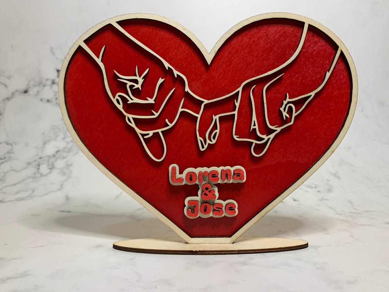 Corazón decorativo de madera personalizado con nombres