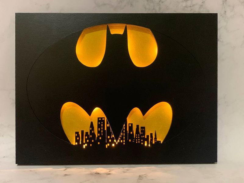 Lámpara decorativa de pared tipo “Batman” con luz LED a pilas