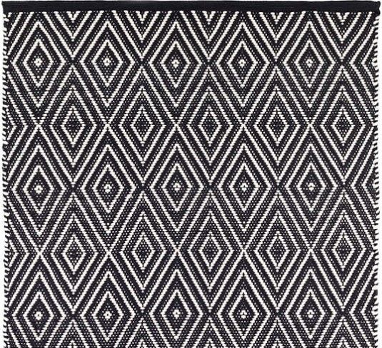 4x6' Indoor/Outdoor Rug in Black and White Diamond Pattern