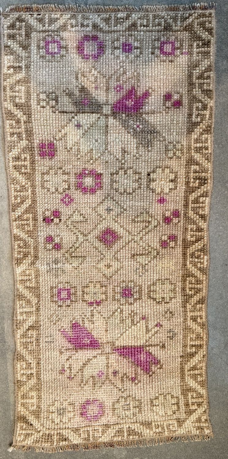 37.5"L x 18.5"W Vintage Rug 32