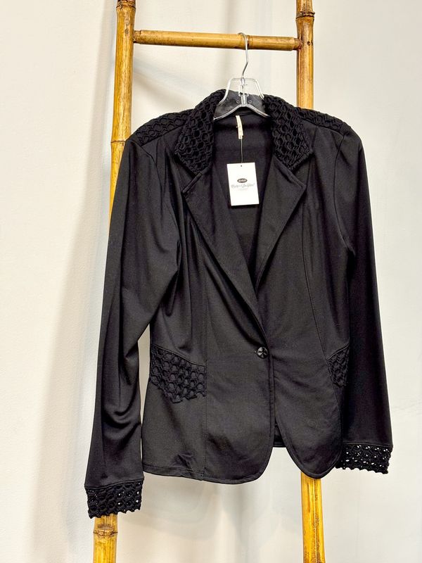 BLAZER W/ CROCHET BACK