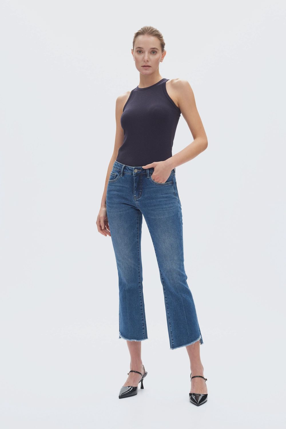 STEPPED FRAYED HEM CROPPED JEANS