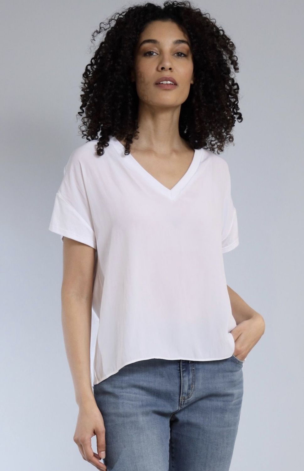 SHORT SLEEVE V-NECK HYBRID TEE