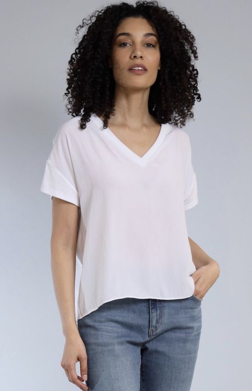 SHORT SLEEVE V-NECK HYBRID TEE