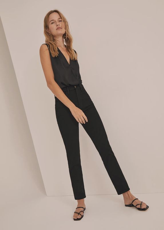 THE SLEEVELESS DATE BLOUSE