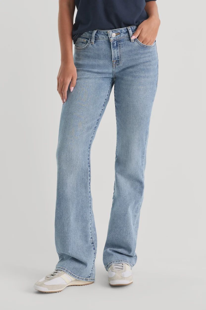 GOOD LOW RISE BOOTCUT JEANS, Color: WHISPER, SIZE: 00
