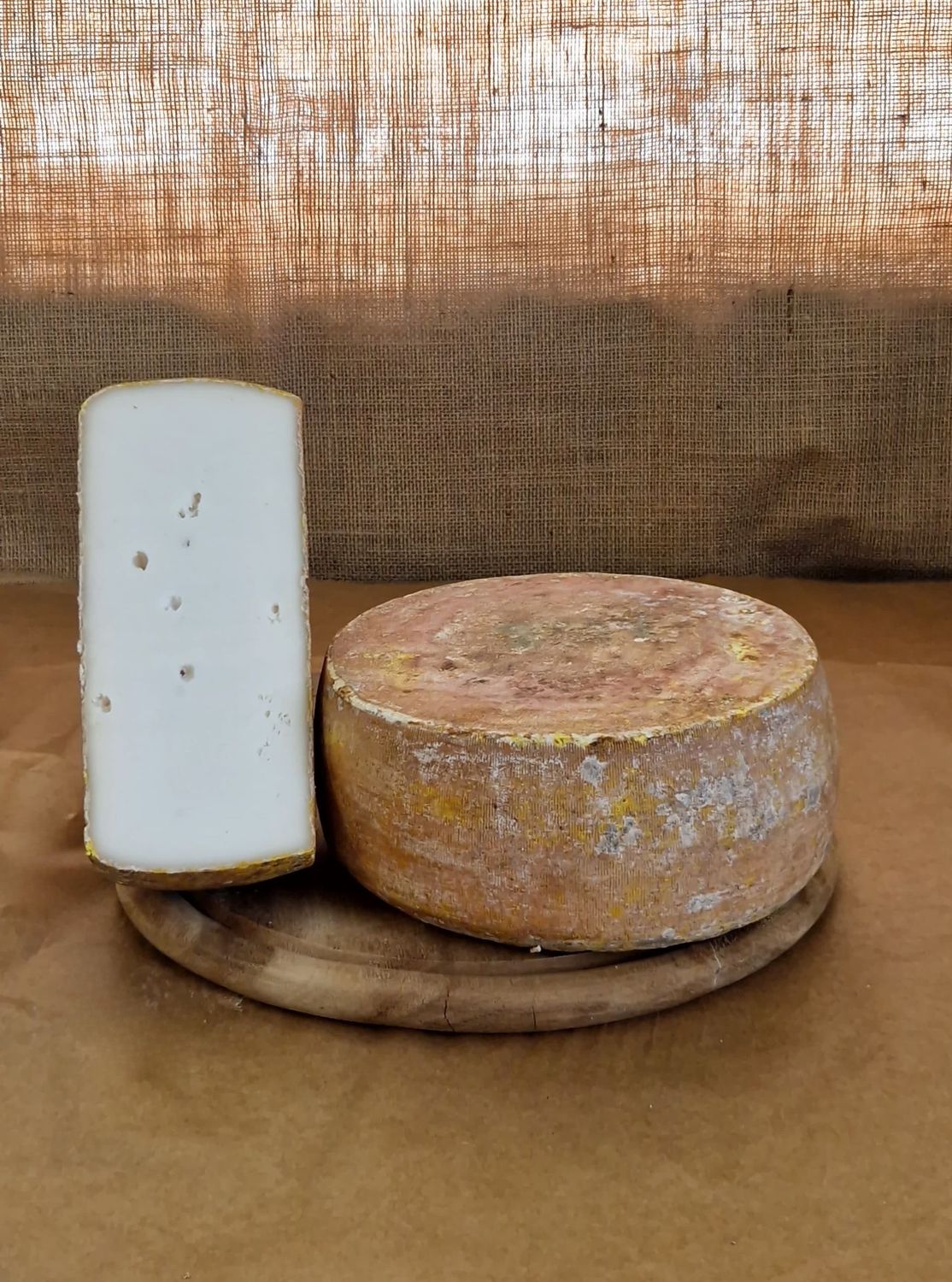 Affinato Caprino: Formaggio latte caprino pastorizzato Affinato Caprino: Formaggio latte caprino pastorizzato