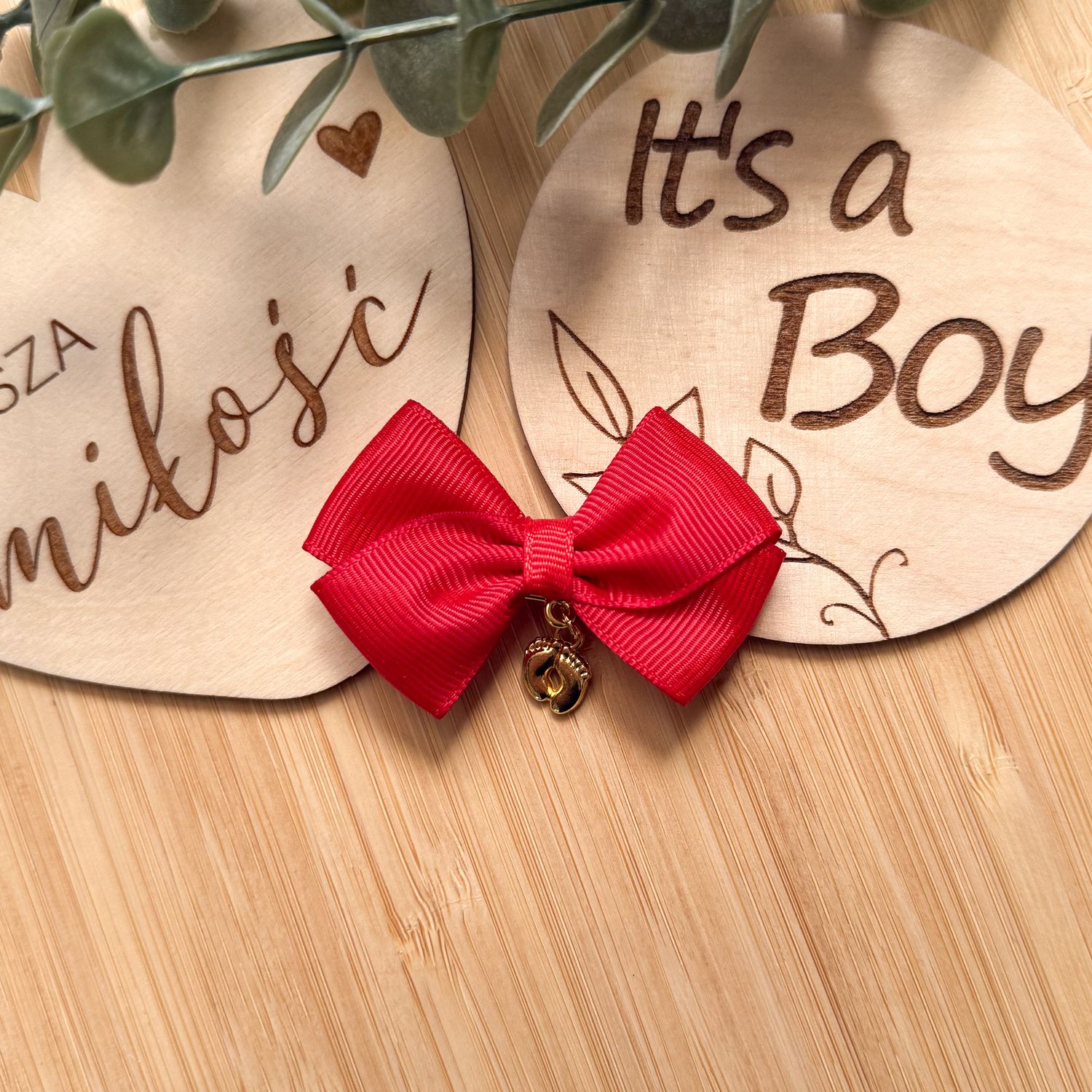 Czerwona kokardka stópki