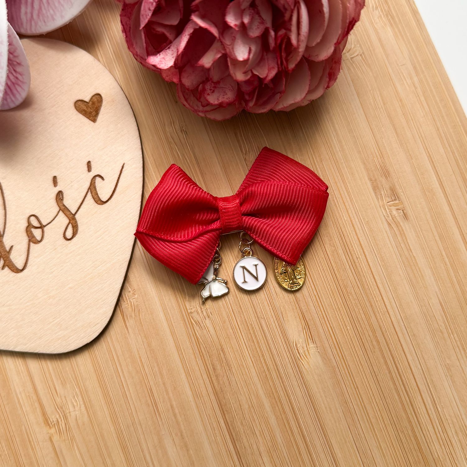 Agrafka z literką motylek i medalik