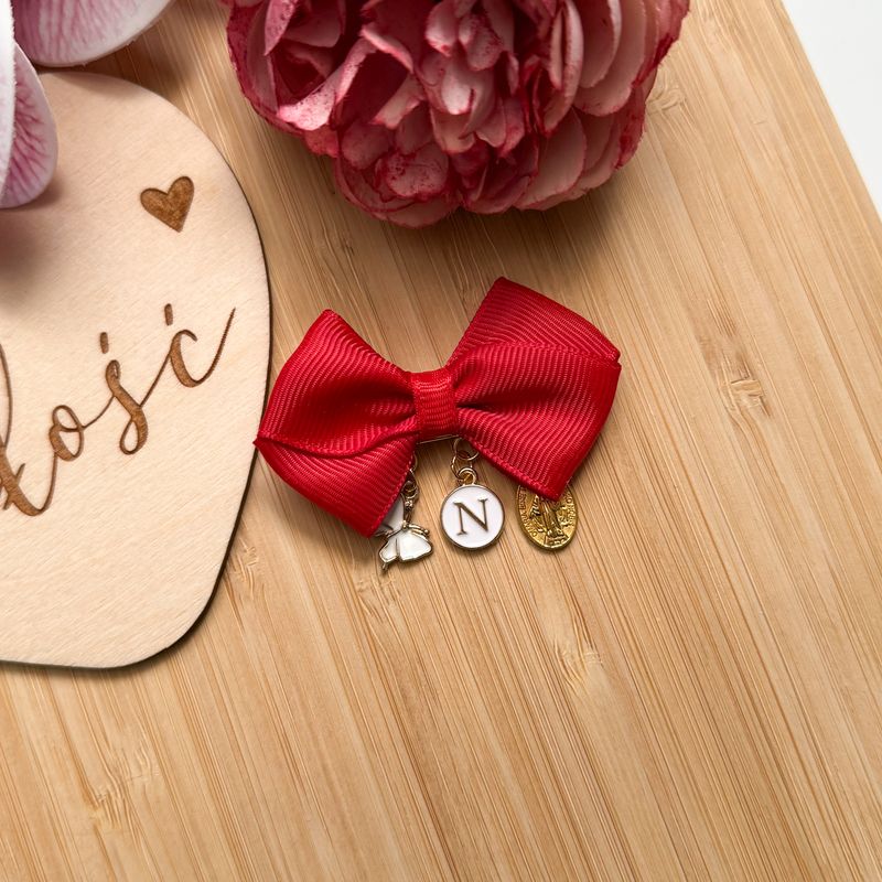 Agrafka z literką motylek i medalik