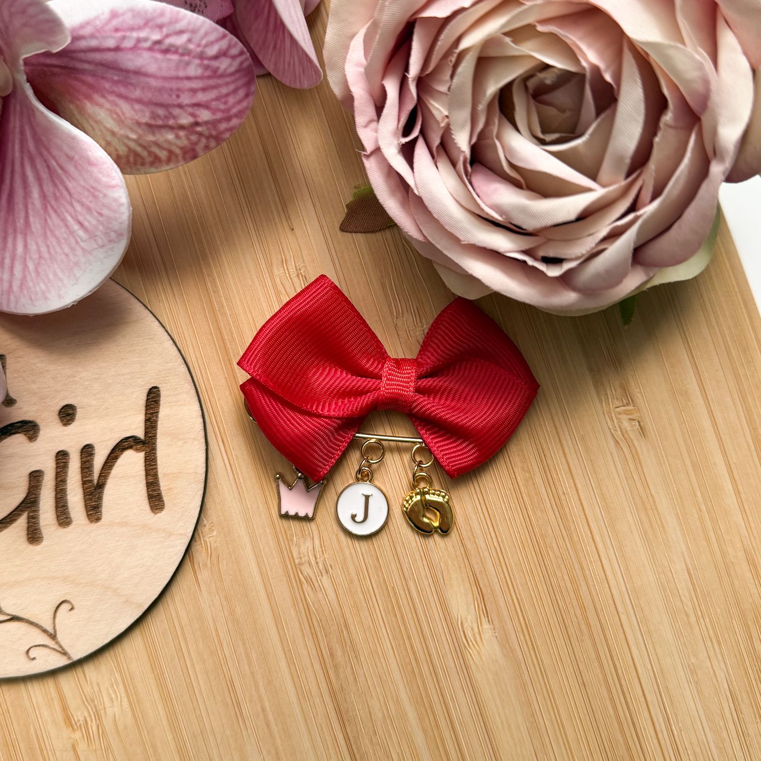 Agrafka z literką korona i stópki