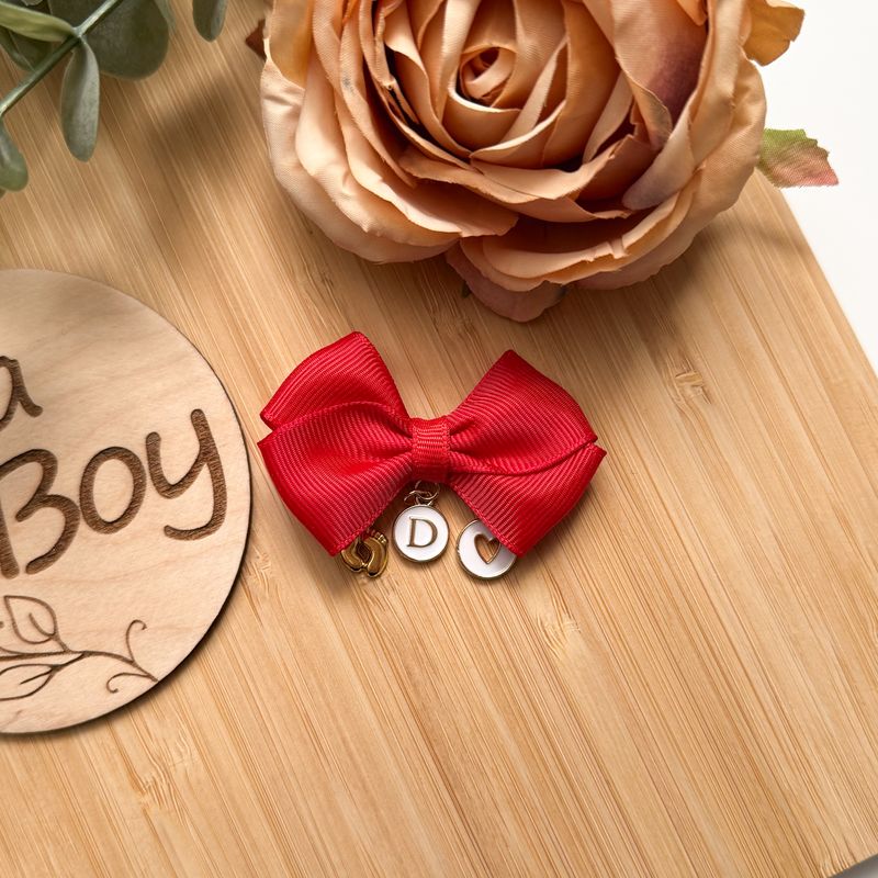 Agrafka z literką stópki i serce białe