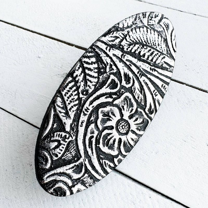 Silver and Black Leather Clip “Impressions”