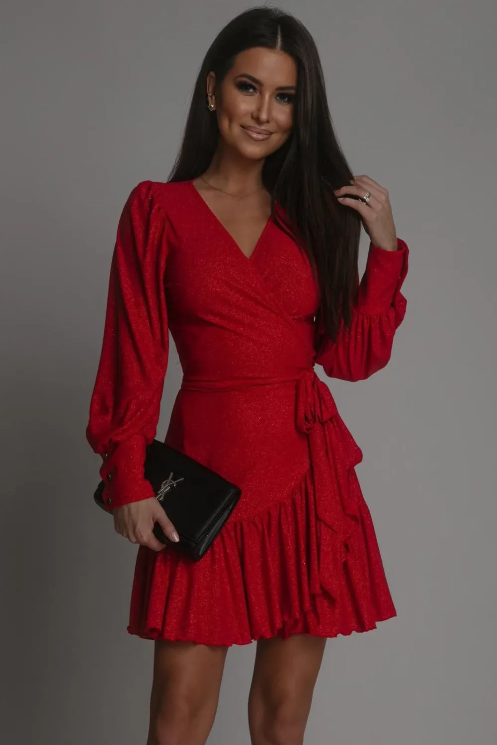 Czerwona sukienka z połyskiem o kopertowym kroju