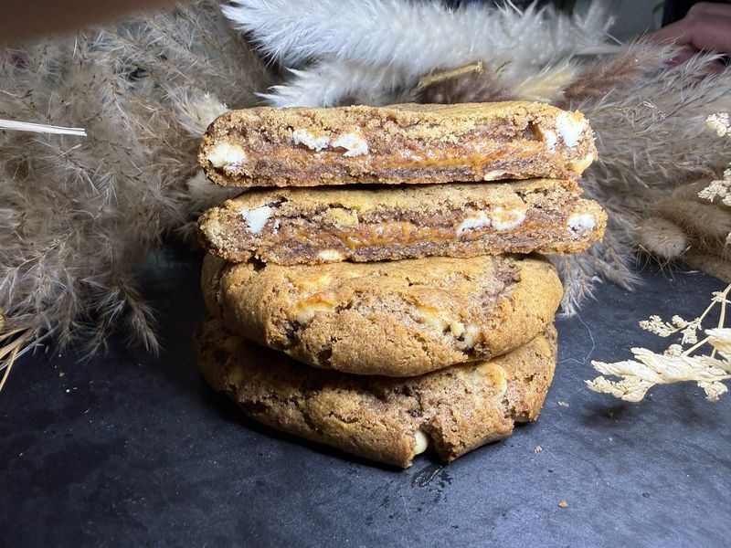 XXL cinnamon cookie with white chocolate chips