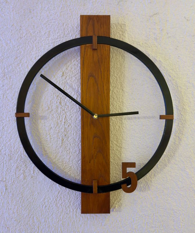 horloge murale en bois personnalisée
artisanat suisse
bois de récupération