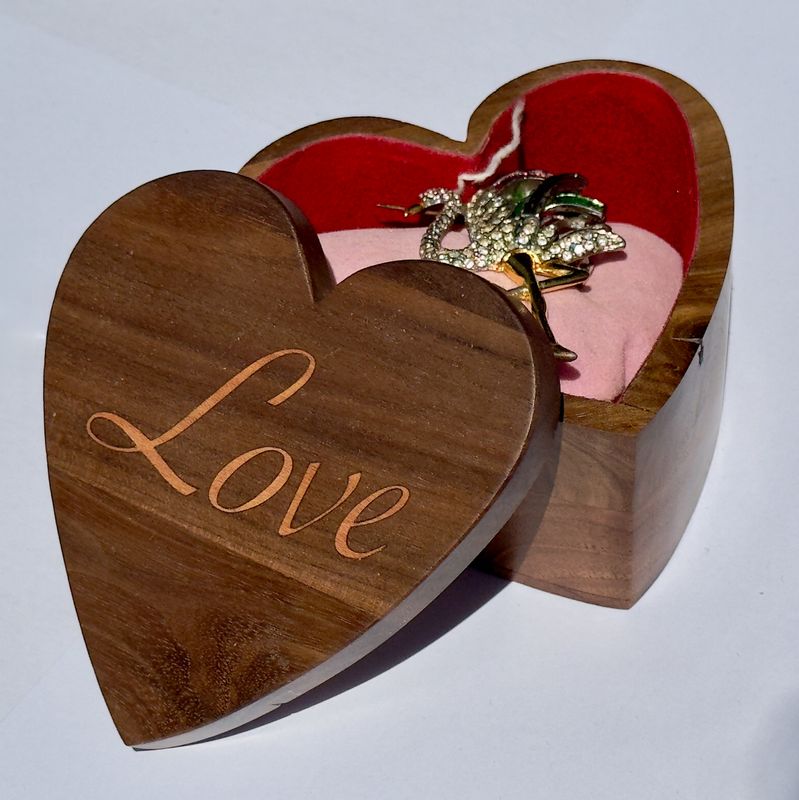 Coeur en noyer américain, Réalisé sur demande d'un client. Fabrication main, artisanat suisse, fabriqué en suisse 
