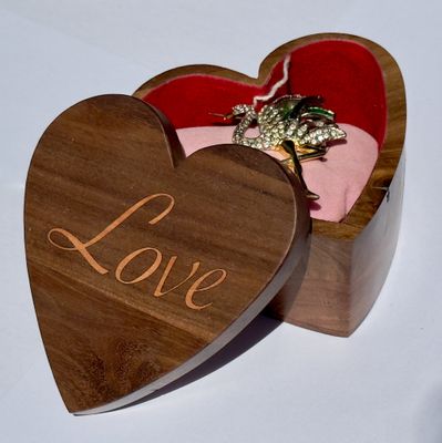 Coeur en noyer américain, Réalisé sur demande d'un client. Fabrication main, artisanat suisse, fabriqué en suisse 
