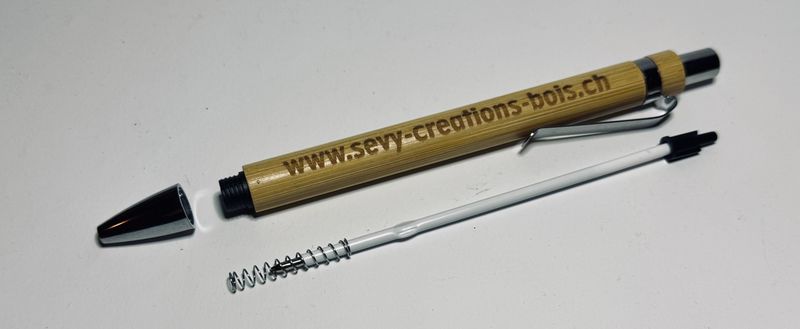 Stylo bambou, écriture noire