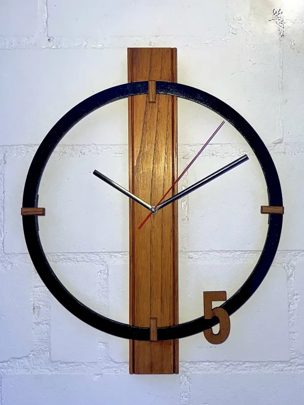 Horloge murale en bois recyclé, design épuré, créée et produite à Vinelz, Sevy Créations Bois, Artisanat Suisse