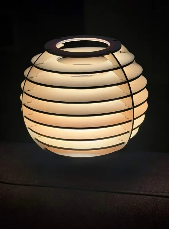 Lampe sphère en bois allumé, lumière chaude, Lampe de chevet, lampe d&#39;ambiance, Sevy Créations Bois, Artisanat suisse