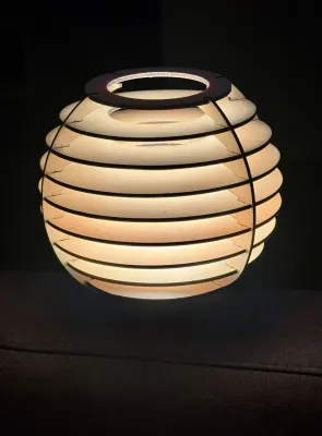 Lampe sphère en bois allumé, lumière chaude, Lampe de chevet, lampe d'ambiance, Sevy Créations Bois, Artisanat suisse