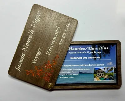Porte carte de visite ouvert avec des carte de visites
