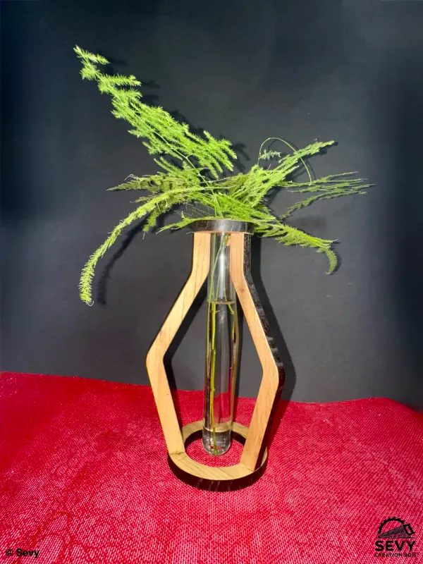 Soliflore en châtaigner avec des branches de kiss me quick