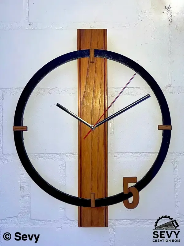 Horloge murale en bois personnalisée – Modèle vertical artisanal suisse, mécanisme silencieux Horloge murale en bois avec chiffre 5 - Sevy Créations Bois